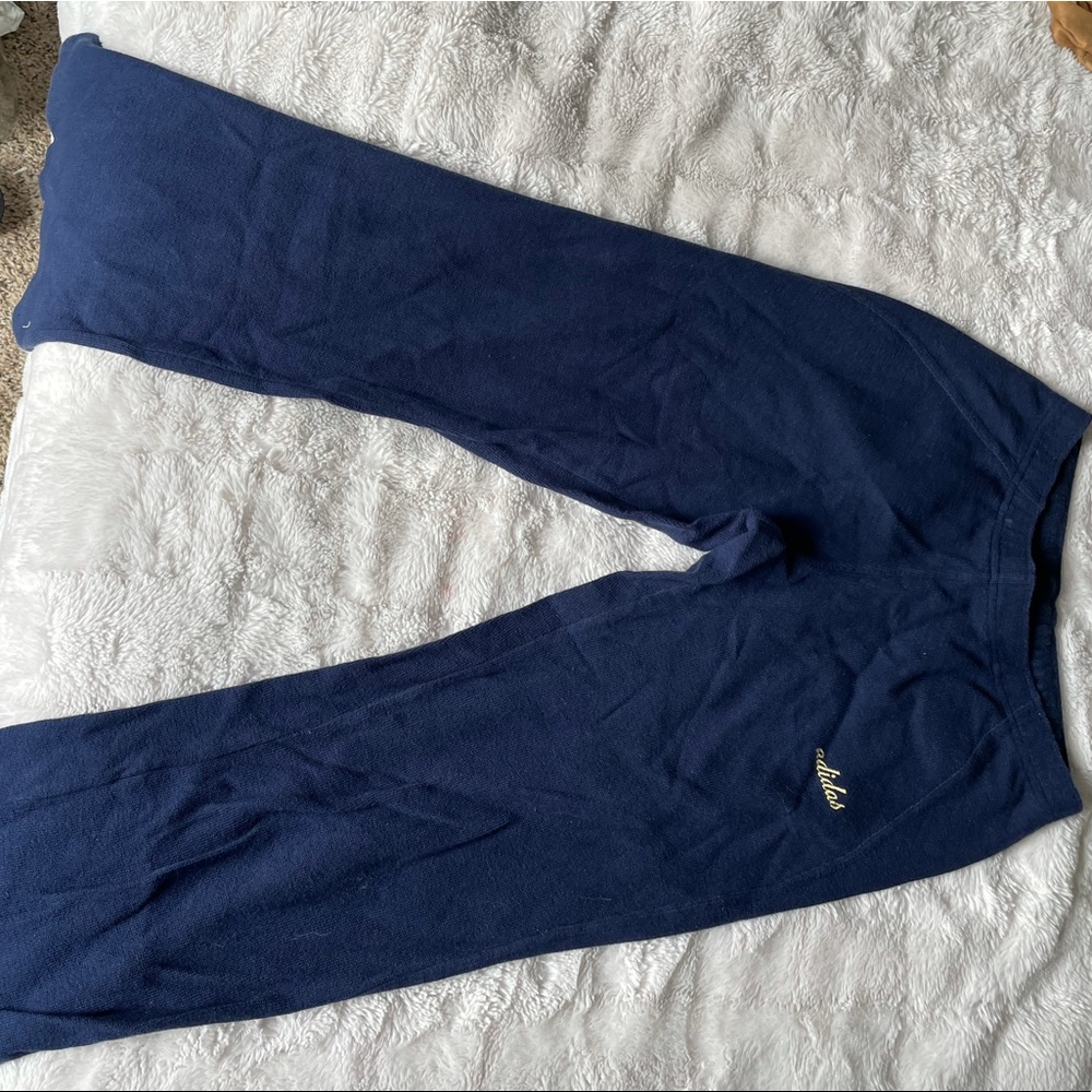 Size small, women’s, navy blue adidas sweatpants. Super comfy and nice material.